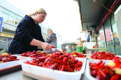 萬(wàn)人共饗龍蝦宴，一料入魂味無(wú)疆